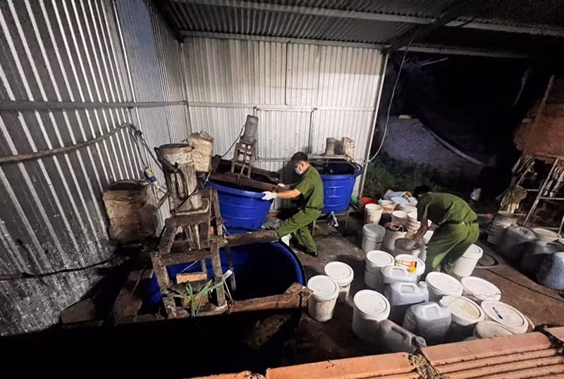 Phát hiện xưởng nghi sản xuất phân bón giả -0