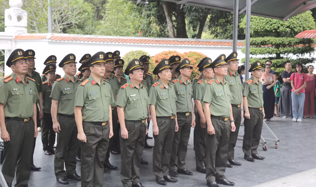 Thứ trưởng Phạm Thế Tùng dâng hoa, dâng hương tưởng niệm Chủ tịch Hồ Chí Minh và các Anh hùng liệt sĩ -0