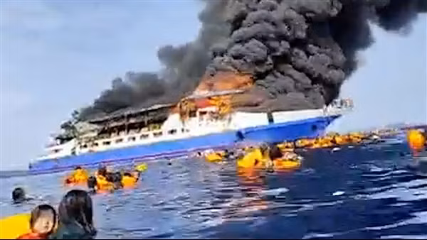 Tàu chở gần 300 hành khách bốc cháy ngoài khơi Indonesia