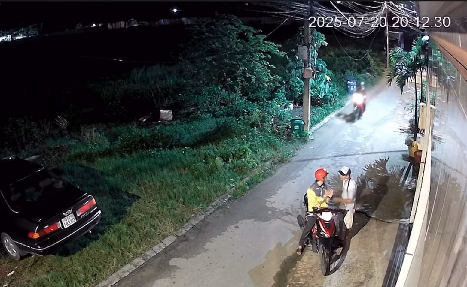 Truy bắt thanh niên giật hơn 100 tờ vé số của người khuyết tật -0