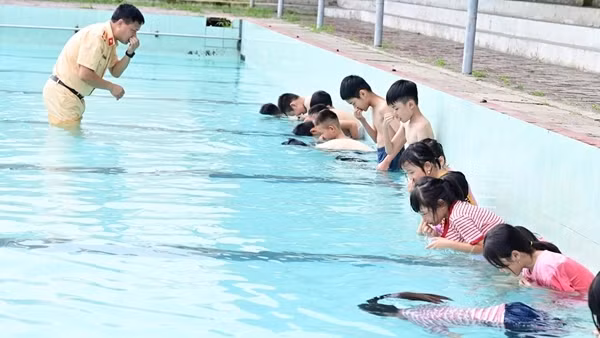 Cảnh sát đường thủy Hải Phòng dạy bơi miễn phí cho trẻ em