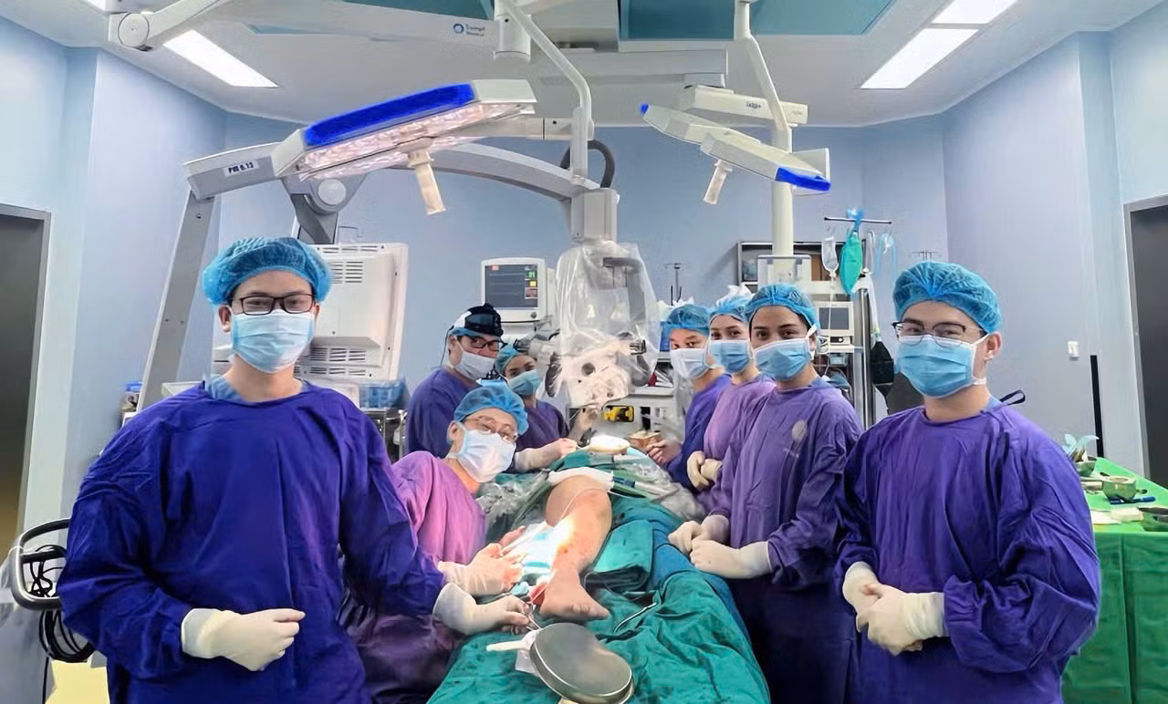Phẫu thuật miễn phí cho thiếu nữ người dân tộc thoát khỏi khối u khổng lồ ở mặt -0