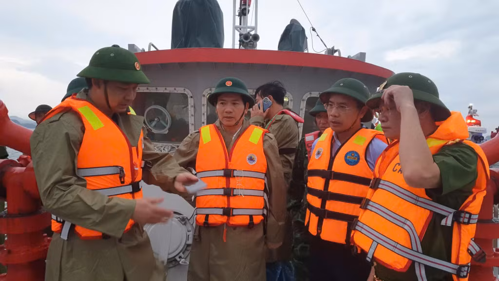 Khẩn trương tìm kiếm các nạn nhân còn lại trước khi bão số 3 đổ bộ -0