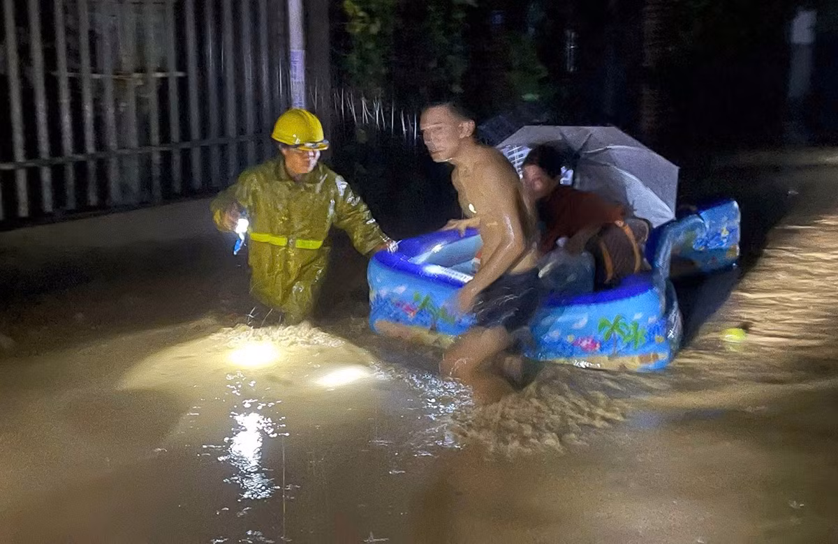 Công an các xã ở Nghệ An dầm mưa xuyên đêm giúp dân chống lũ -0