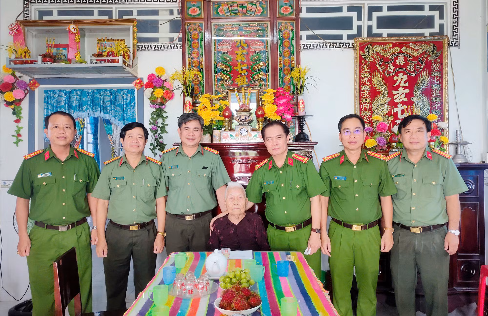 Công an Cà Mau thăm hỏi, tặng quà Mẹ Việt Nam Anh hùng -0
