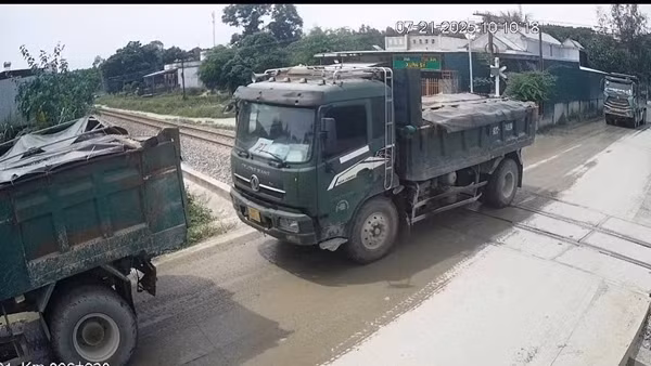 CSGT Công an TP Đà Nẵng ra tay xử phạt xe tải "chặn lối” đường sắt Bắc – Nam