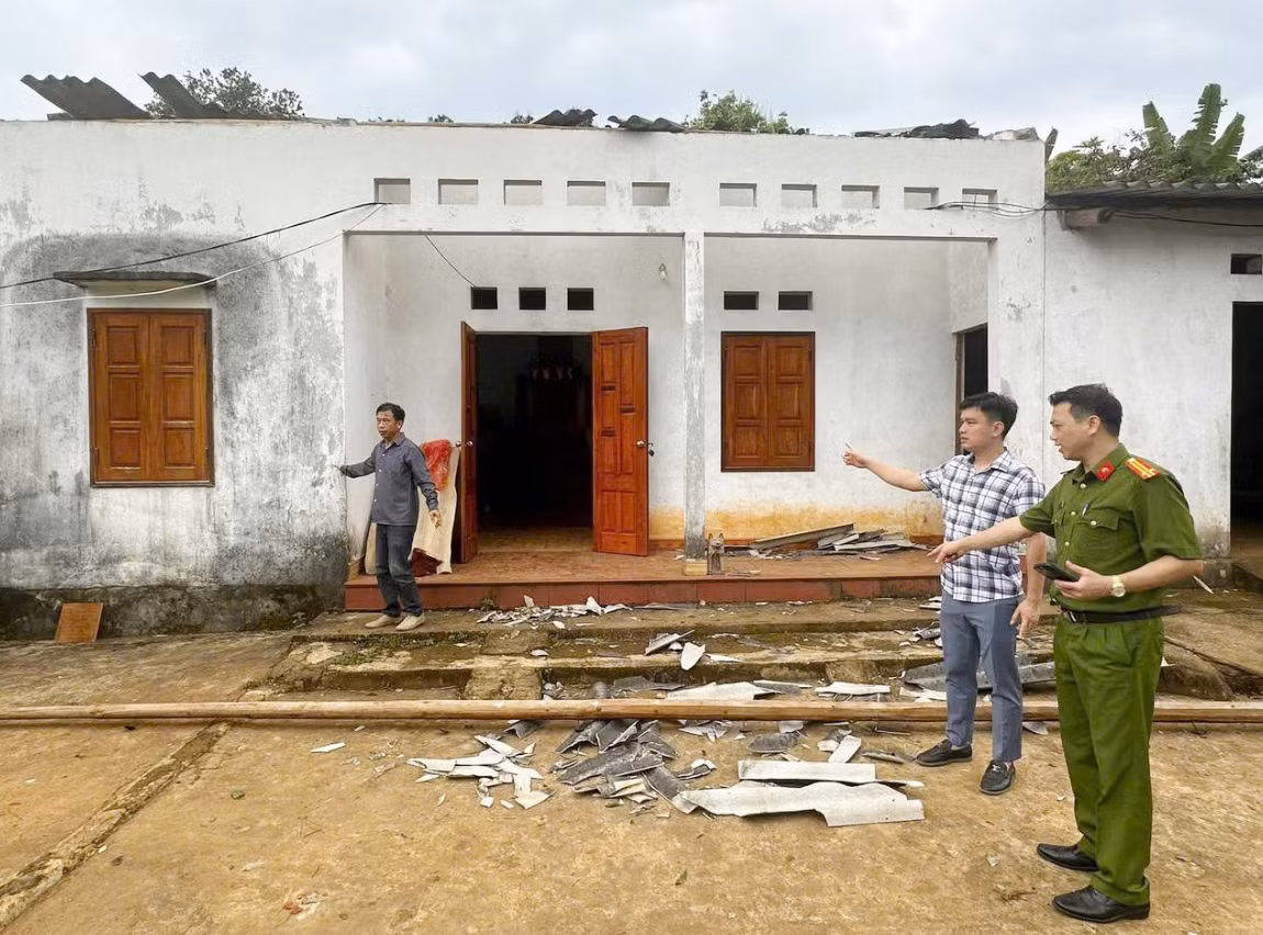 Công an phường Tam Thanh hỗ trợ gia đình khó khăn khắc phục hậu quả gió lốc -0
