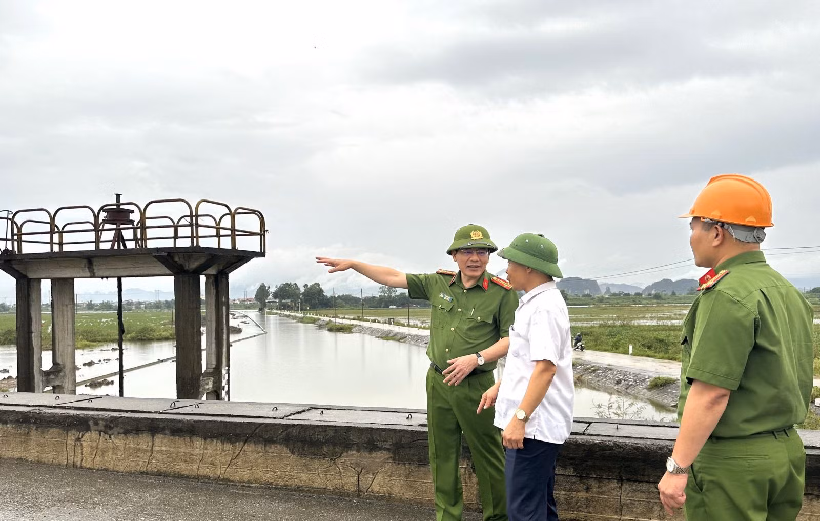 Công an tỉnh Ninh Bình trực và ứng trực sẵn sàng đảm bảo các yêu cầu phòng, chống mưa lũ -0