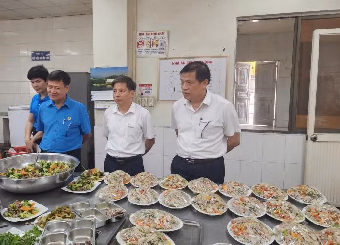 “Bữa cơm Công đoàn”&nbsp; ấm lòng giữa ca làm việc -1