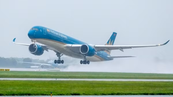 Hàng không tiếp tục điều chỉnh nhiều chuyến bay do cơn bão Wipha
