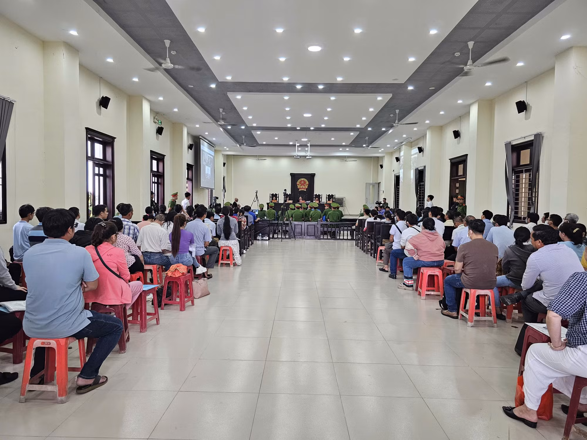Hàng trăm bị hại mua dự án “ma” có mặt trong phiên tòa 