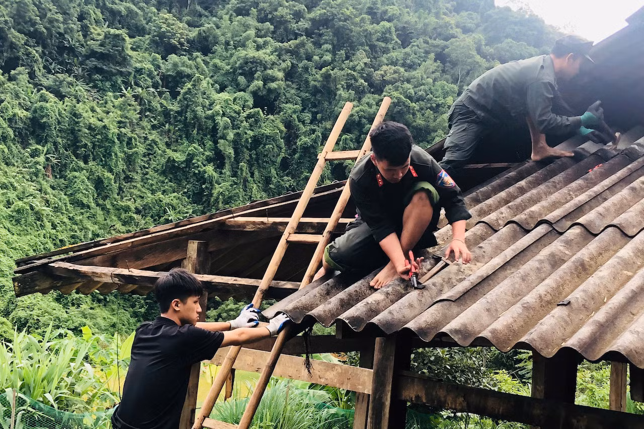 Cảnh sát cơ động vượt suối, băng rừng giúp đồng bào Thái Nguyên xoá nhà tạm -2
