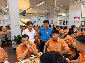 “Bữa cơm Công đoàn”&nbsp; ấm lòng giữa ca làm việc -0