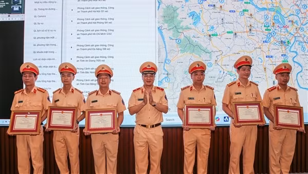 Khen thưởng lực lượng truy bắt Rapper "Bình Gold" phê ma túy lái xe trên cao tốc