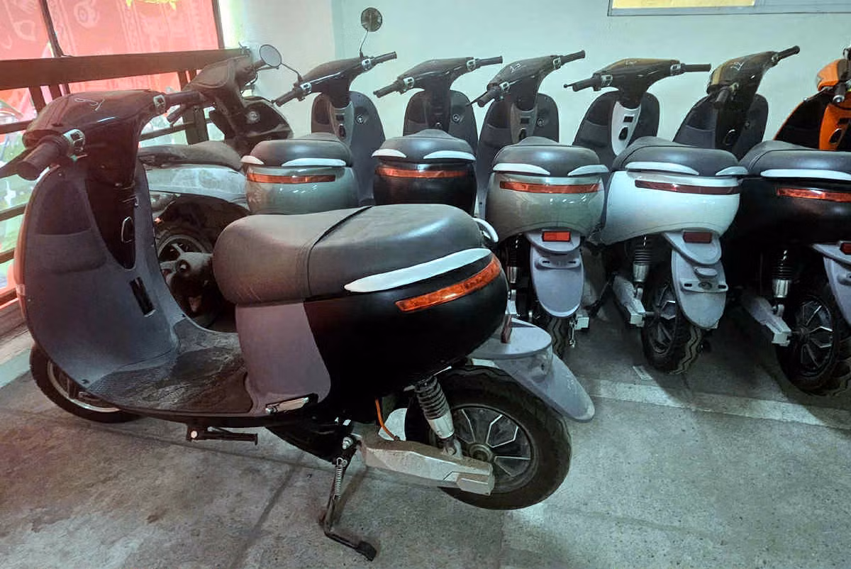 Bỏ tiền thật mua xe điện giả -0