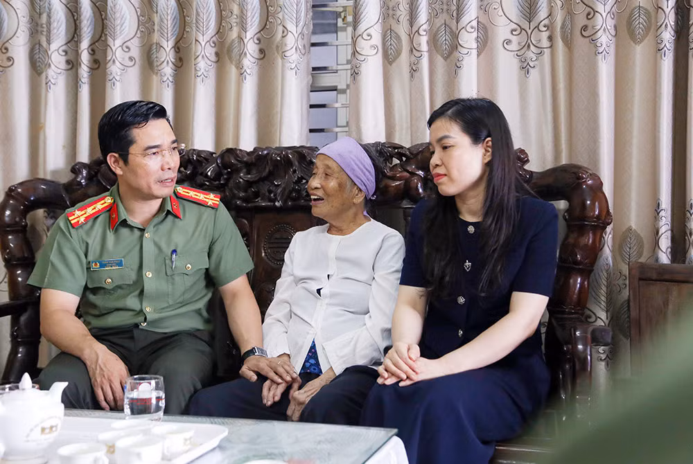 Tặng quà thương, bệnh binh tại Trung tâm Điều dưỡng thương binh Thuận Thành -0