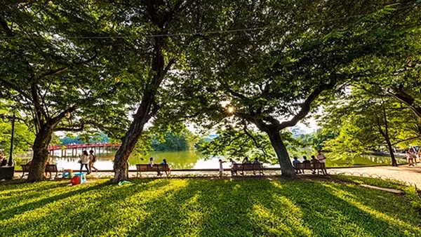 Hà Nội nắng nóng trở lại, Trung Bộ tiếp tục mưa dông