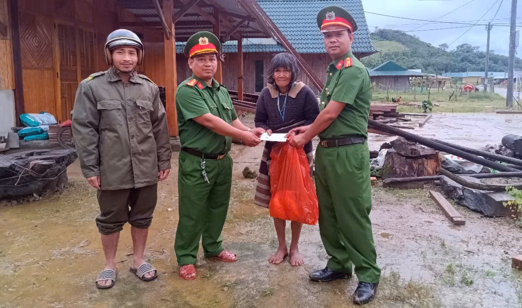 Công an xã biên giới tại Đà Nẵng hỗ trợ người dân khắc phục hậu quả do giông lốc -0