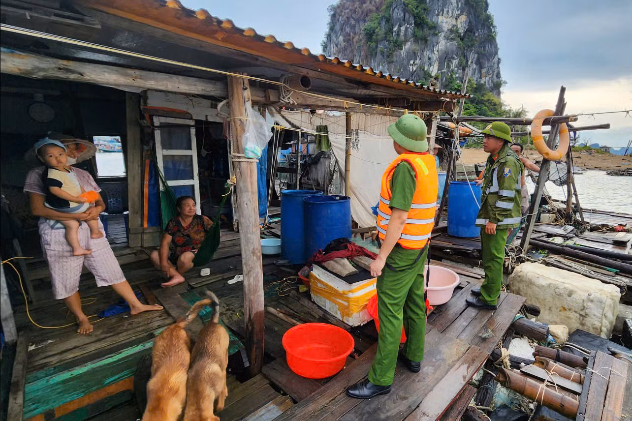 Công an Hải Phòng và Quảng Ninh đồng hành cùng người dân phòng chống bão số 3 -3
