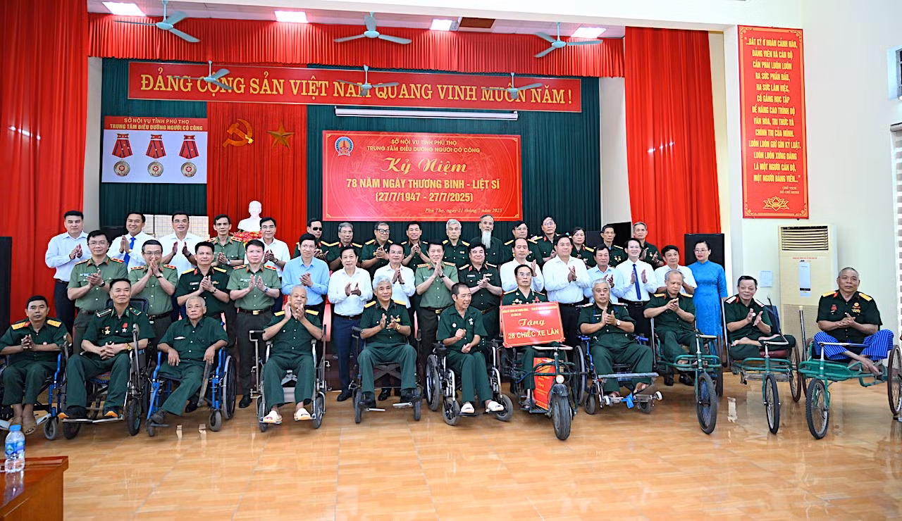 Bộ trưởng Lương Tam Quang thăm, tặng quà Trung tâm điều dưỡng người có công tỉnh Phú Thọ -0