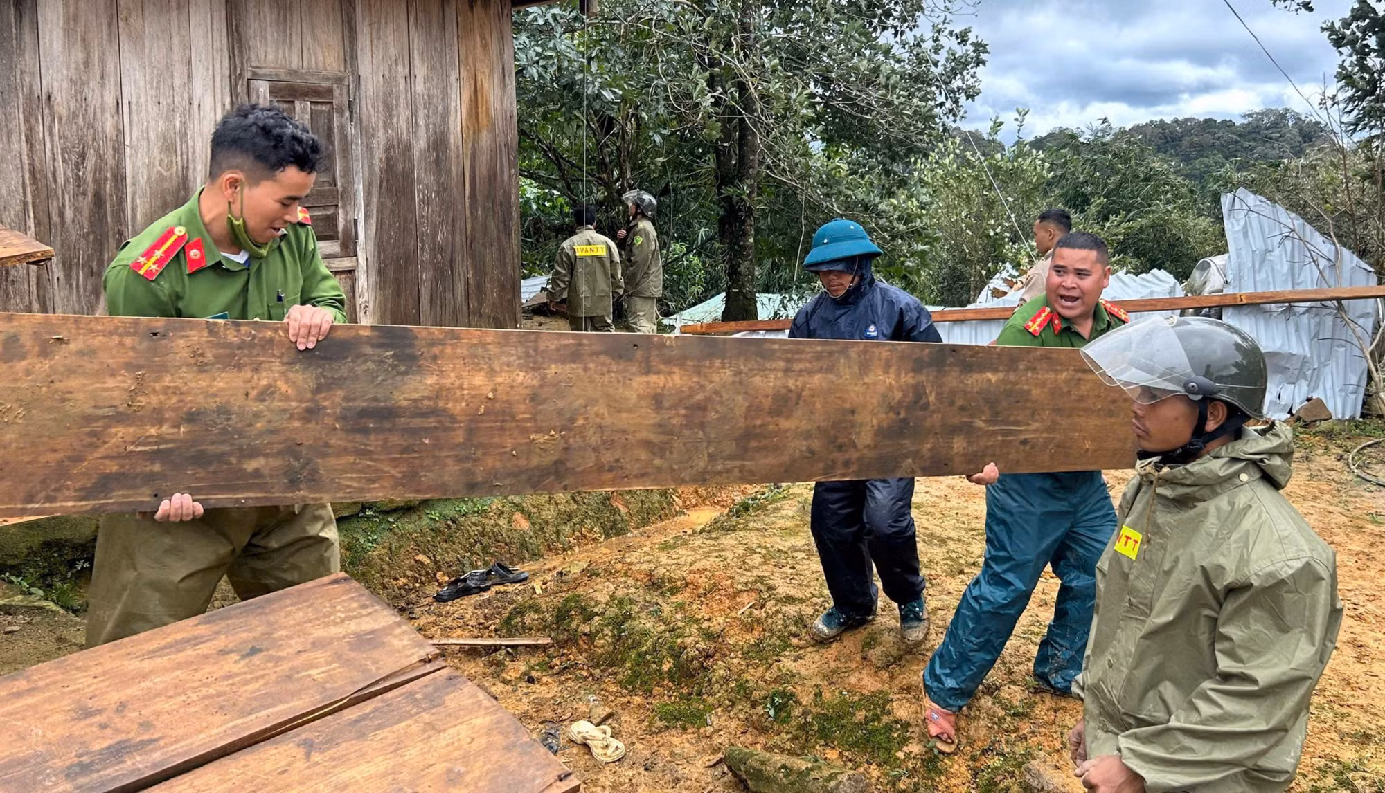 Công an xã biên giới tại Đà Nẵng hỗ trợ người dân khắc phục hậu quả do giông lốc -0
