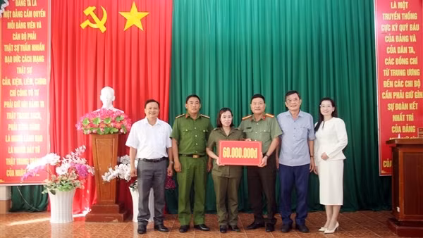 Văn phòng Báo CAND khu vực ĐBSCL trao kinh phí xây nhà Đại đoàn kết