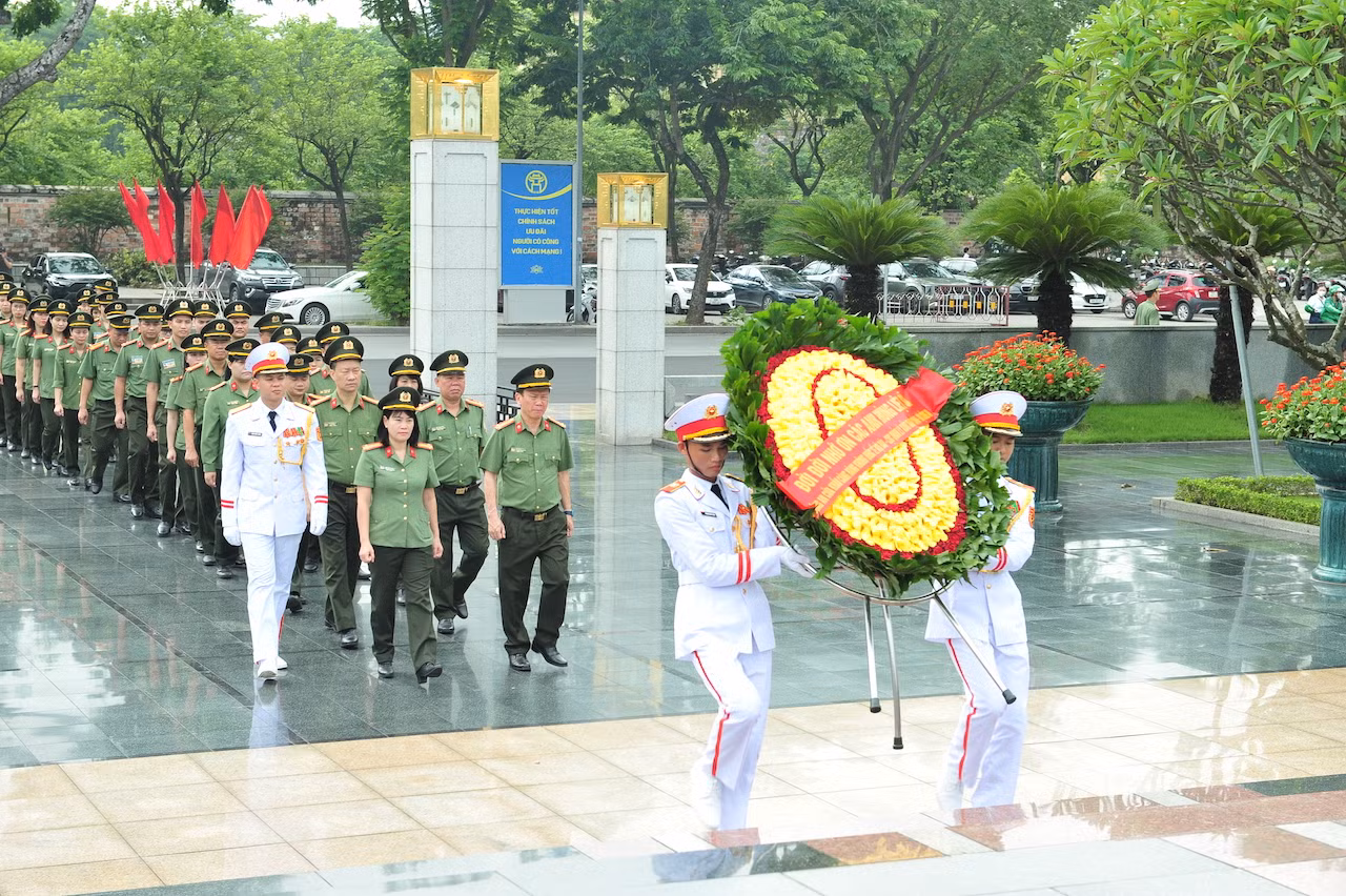 Công an cửa khẩu Cảng hàng không quốc tế Nội dâng hương tại Tượng đài Liệt sĩ Bắc Sơn -0