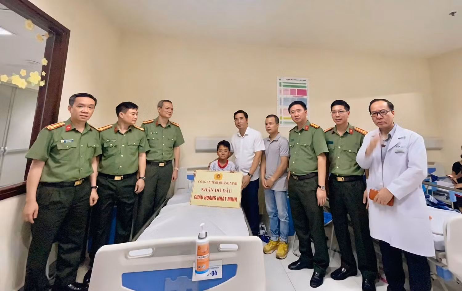 Công an tỉnh Quảng Ninh nhận đỡ đầu nạn nhân sống sót trong vụ lật tàu&nbsp;Vịnh Xanh -0