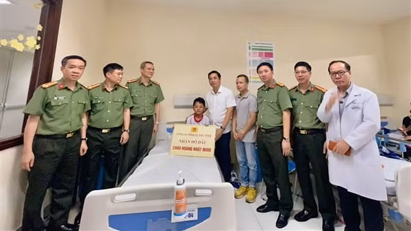 Công an tỉnh Quảng Ninh nhận đỡ đầu nạn nhân sống sót trong vụ lật tàu&nbsp;Vịnh Xanh