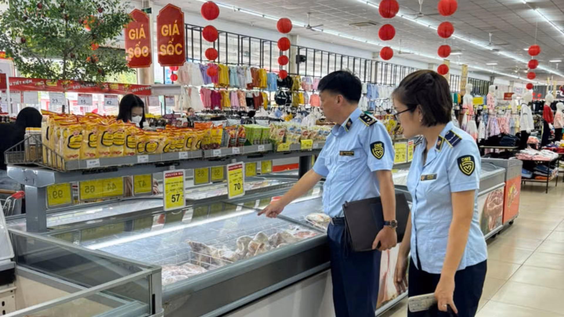 Thịt lợn, rau xanh đắt hàng trước giờ bão số 3 Wipha đổ bộ đất liền -0
