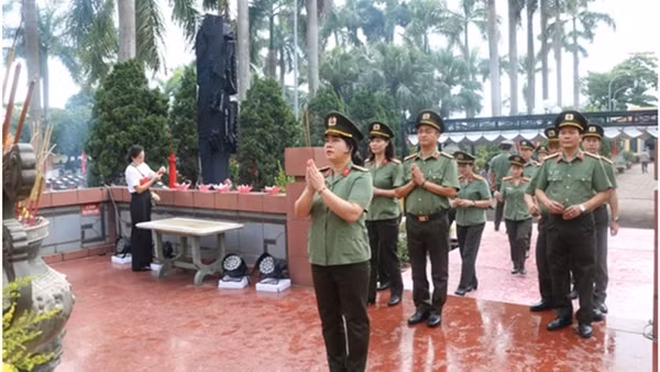 Cục Y tế, Đồn Công an Nội Bài dâng hương tưởng niệm các Anh hùng liệt sĩ