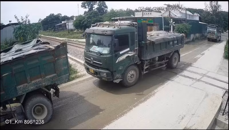 Liên tục xe tải chắn đường ray - hiểm họa treo lơ lửng trên tuyến Bắc Nam -1