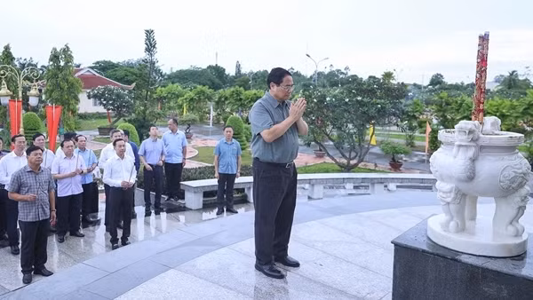 Thủ tướng tưởng niệm, tri ân các anh hùng liệt sĩ, người có công tại tỉnh An Giang