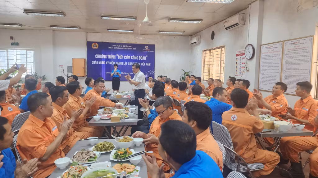 “Bữa cơm Công đoàn”&nbsp; ấm lòng giữa ca làm việc -0