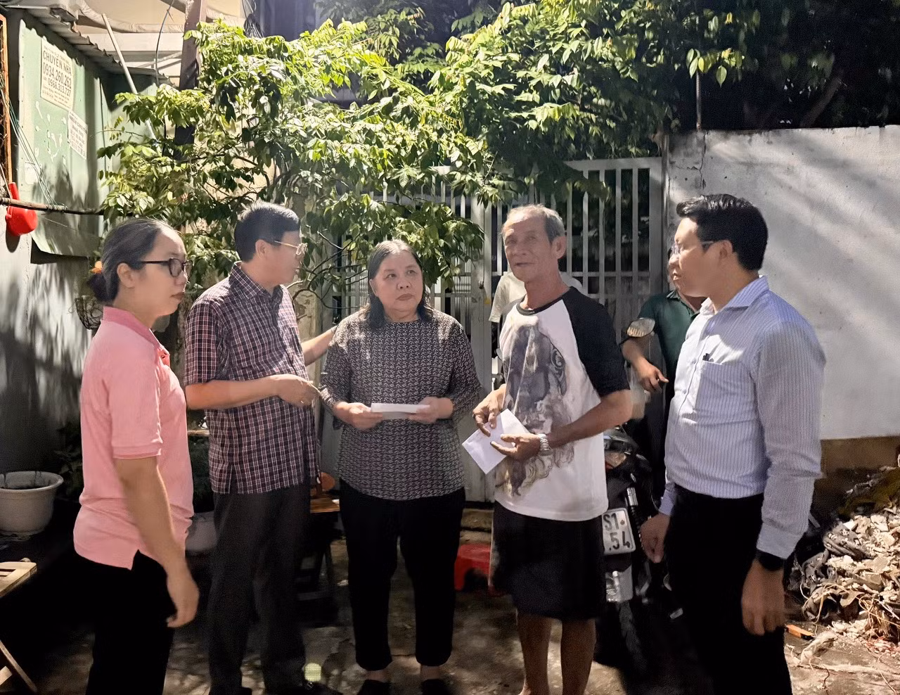 Nhiều nhà dân tại TP Hồ Chí Minh, Tây Ninh tốc mái sau dông lốc -0