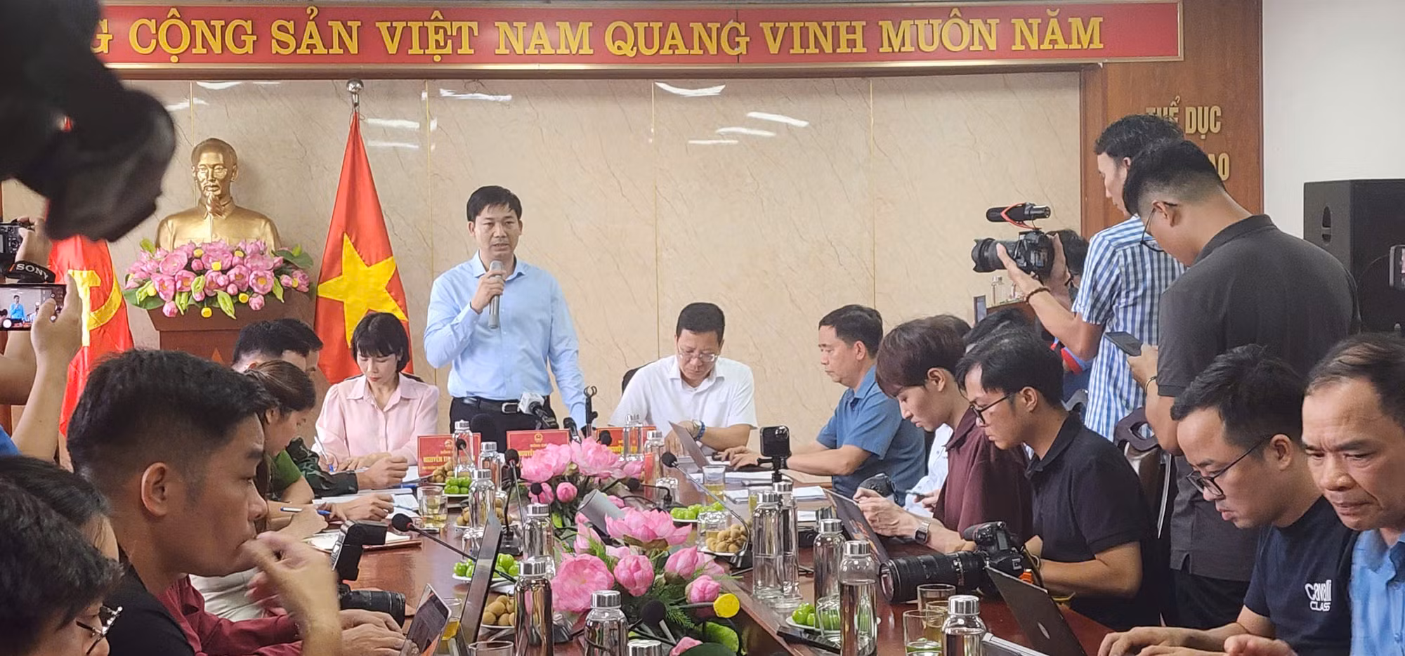 Tỉnh Quảng Ninh họp báo thông tin về vụ đắm tàu du lịch trên vịnh Hạ Long -0