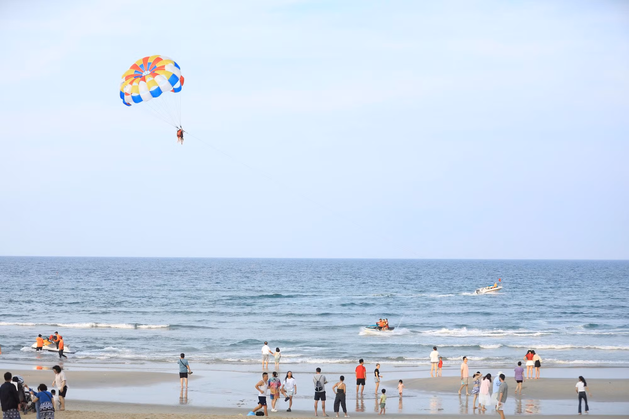 Đà Nẵng: Chấn chính dịch vụ ca nô kéo dù sau sự cố du khách nước ngoài bị thương -0