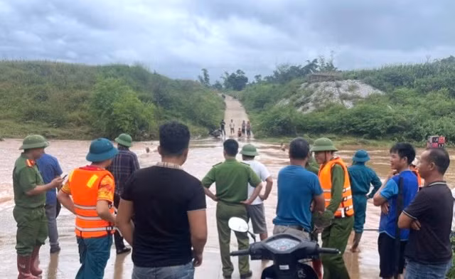 Công an xã nỗ lực tìm kiếm 2 người dân bị lũ cuốn trôi mất tích khi qua ngầm tràn ở Lạng Sơn -0