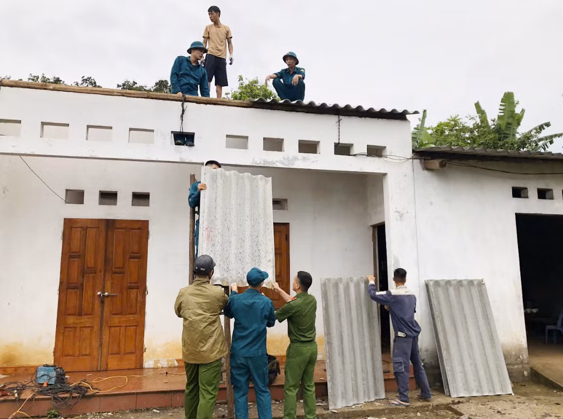 Công an phường Tam Thanh hỗ trợ gia đình khó khăn khắc phục hậu quả gió lốc -0