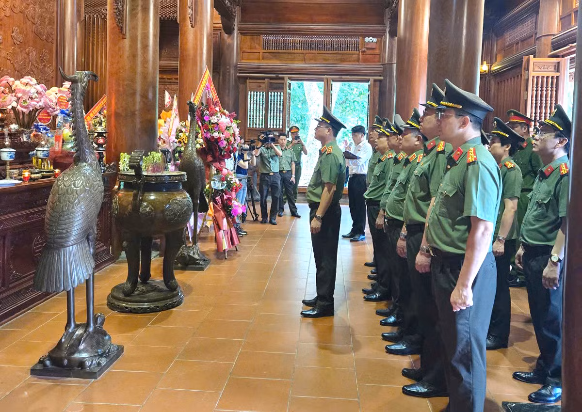 Thứ trưởng Phạm Thế Tùng dâng hoa, dâng hương tưởng niệm Chủ tịch Hồ Chí Minh và các Anh hùng liệt sĩ -0