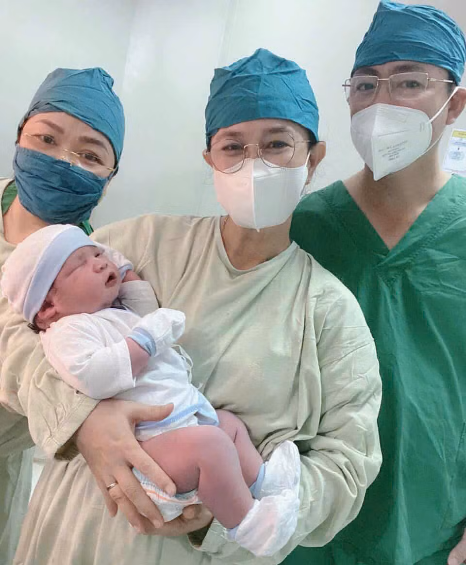 Bé trai gần nặng gần 6kg chào đời an toàn ở Cà Mau -1