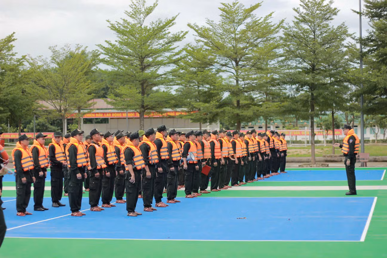 Trung Đoàn CSCĐ Bắc Trung Bộ xuất quân hỗ trợ người dân khắc phục hậu quả lũ lụt -0