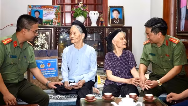 Nghĩa tình tuổi trẻ Công an Bắc Ninh trong "Bữa cơm sum họp – Ấm áp tình mẹ”