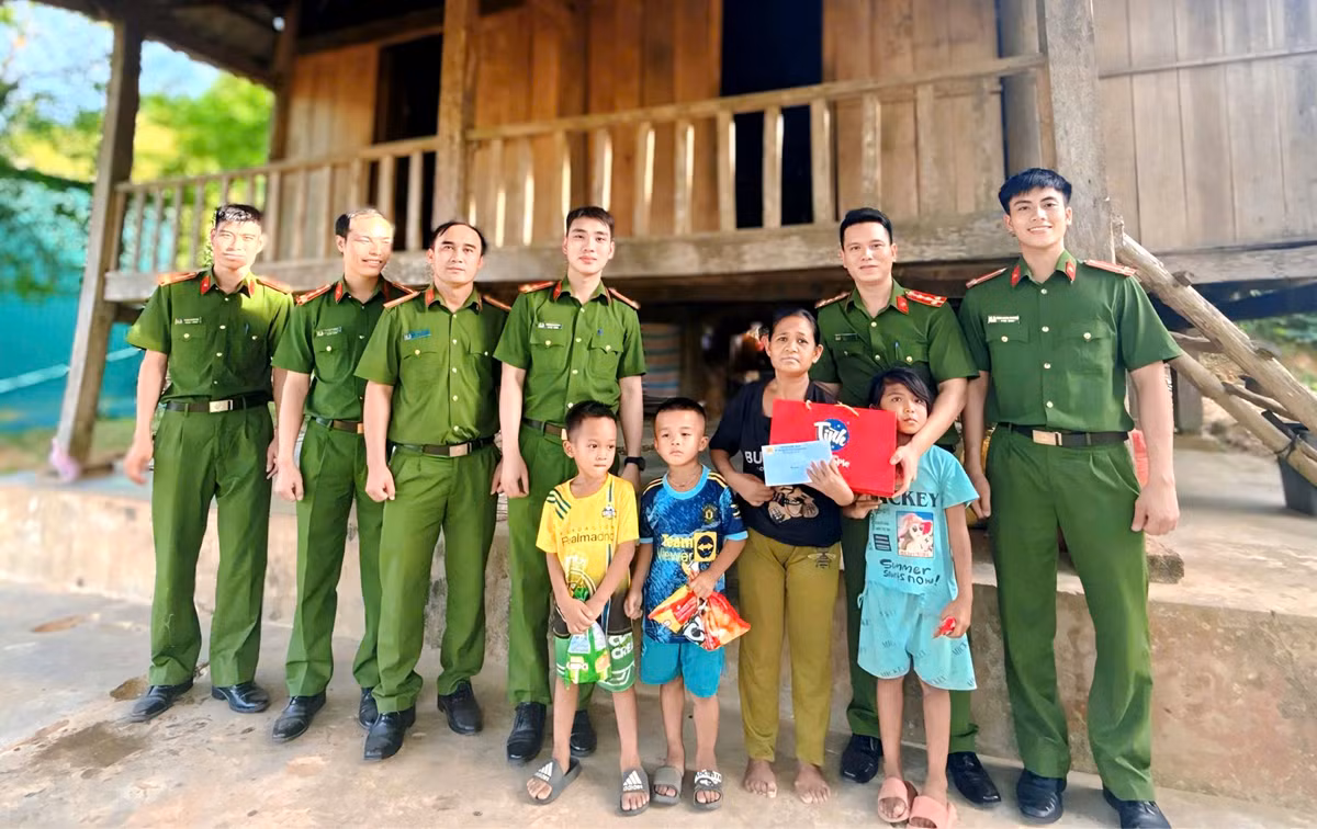 Cán bộ chiến sỹ Công an xã biên giới góp tiền hằng tháng để gây quỹ thiện nguyện -0