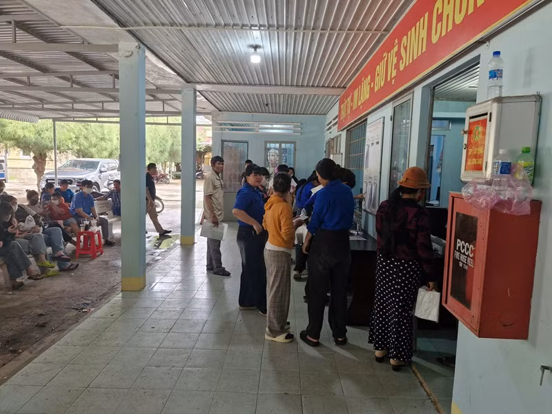 Công an Lâm Đồng: Xuyên trưa phục vụ người dân làm căn cước -0