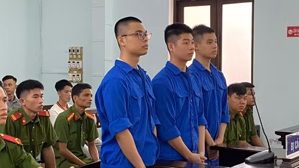 Rủ nhau vào bar “bay lắc”, 3 anh em ruột cùng lĩnh án tù