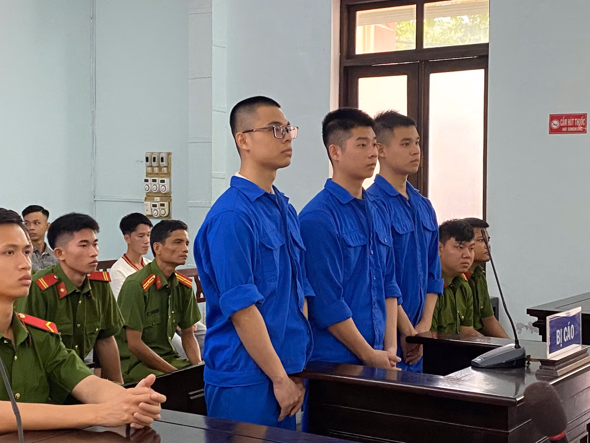 Rủ nhau vào bar “bay lắc”, 3 anh em ruột chia nhau hơn 21 năm tù -0