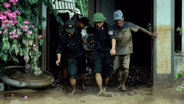 CSCĐ xuống vùng lũ Nghệ An lội bùn, giúp dân khắc phục hậu quả
