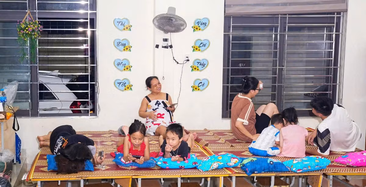 Ấm lòng bữa cơm ngày bão -0