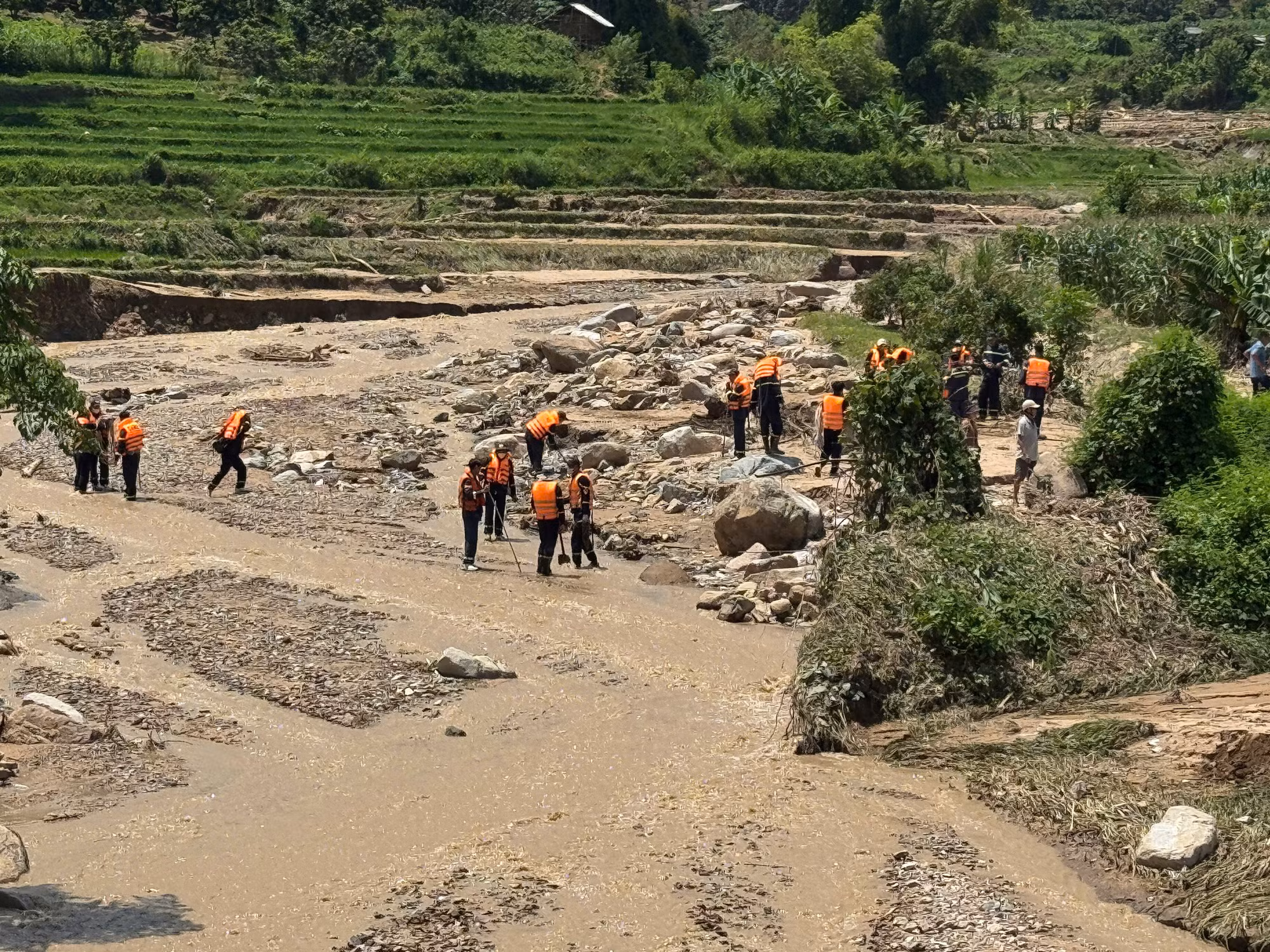 Sắc áo xanh – điểm tựa của đồng bào vùng lũ tại Sơn La -8